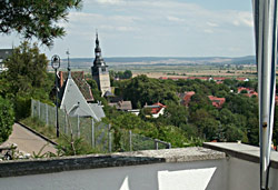 Vista desde el balcón del apartamento (suite): La iglesia  "Oberkirche" - la iglesia más oblicuo de Alemania